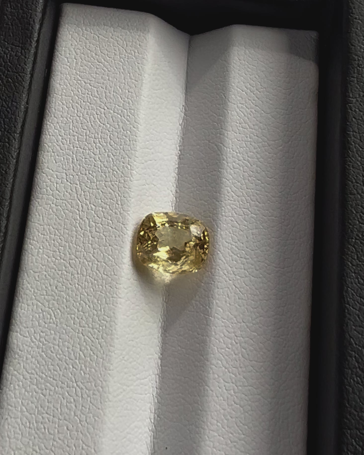 2.33ct Yellow Danburite – modèle